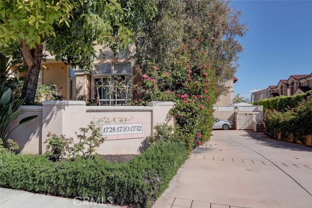 Excellent location in N. Redondo Beach with easy access to award winning schools, shops, and restaurants.