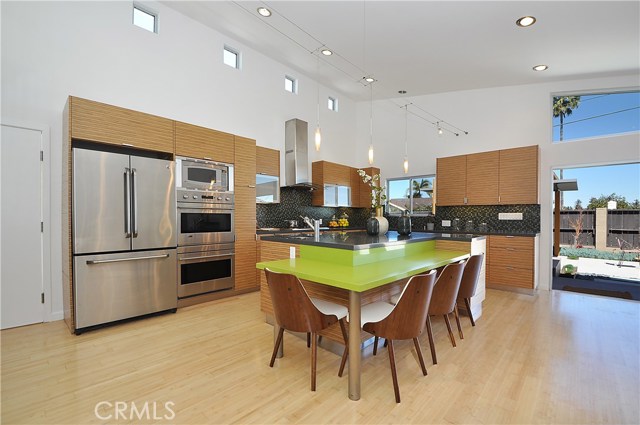 Gourmet Kitchen with Caesarstone countertops, 2 ovens