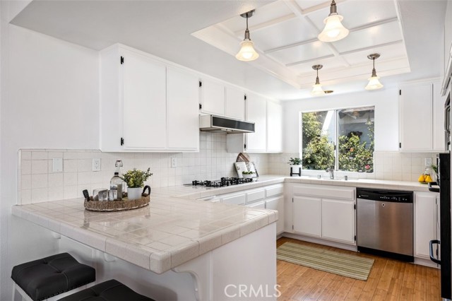 Kitchen with breakfast bar