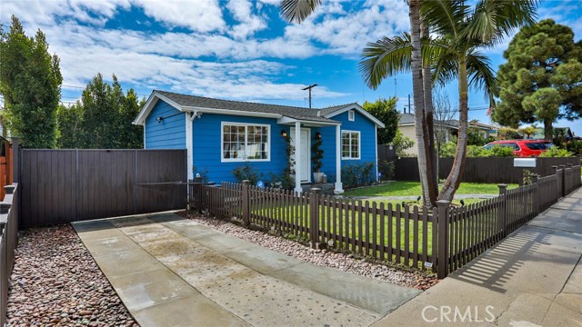 2204 Robinson Street, Redondo Beach, California 90278, 2 Bedrooms Bedrooms, ,2 BathroomsBathrooms,Residential,Sold,Robinson,PV20074273