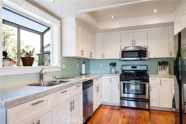 211 Helberta Avenue, Redondo Beach, California 90277, 2 Bedrooms Bedrooms, ,2 BathroomsBathrooms,Residential,Sold,Helberta,SB19015019