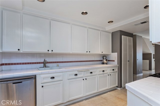 Bright kitchen with lots of storage, stainless steel appliances and recessed lighting.