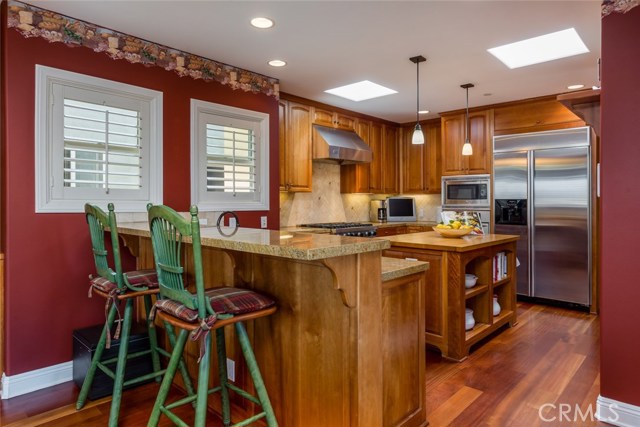 Casual breakfast bar between the living room and the kitchen.