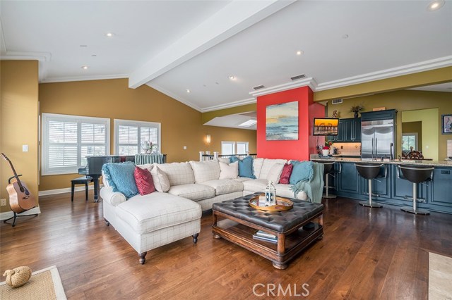 Beautiful crown and base moldings, recessed lightings and vaulted ceilings in formal living room