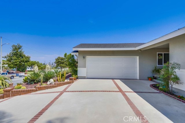 Garage with direct access to kitchen for easy unloading of groceries
