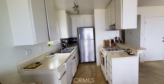 Upper Unit Kitchen and Breakfast Bar