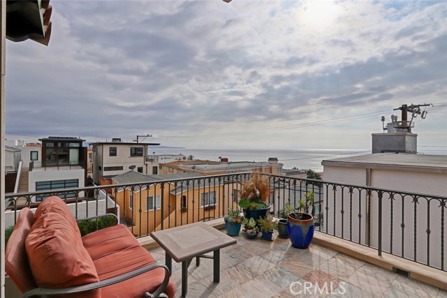 319 24th Street, Manhattan Beach, California 90266, 3 Bedrooms Bedrooms, ,2 BathroomsBathrooms,Residential,Sold,24th,SB17270477