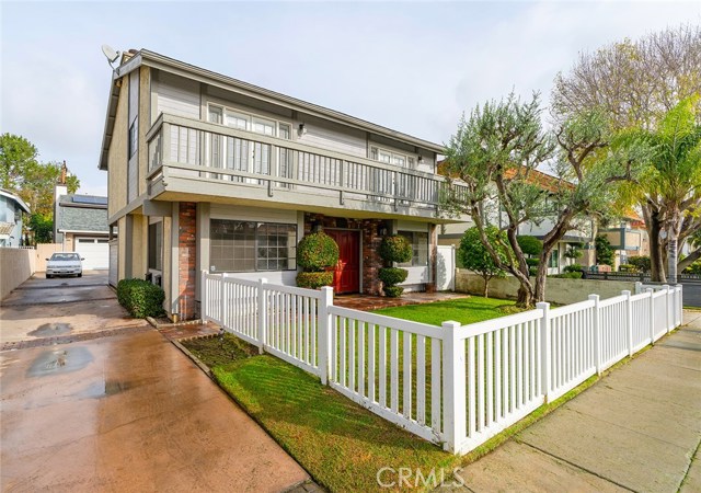 Completely detached townhome feels more like a Single Family Residence. No HOA dues either!!