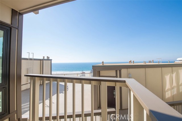 Balcony Overlooking the Common Area Deck and Ocean