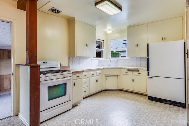 1813 Lynngrove Drive, Manhattan Beach, California 90266, 2 Bedrooms Bedrooms, ,Residential,Sold,Lynngrove,SB18291838