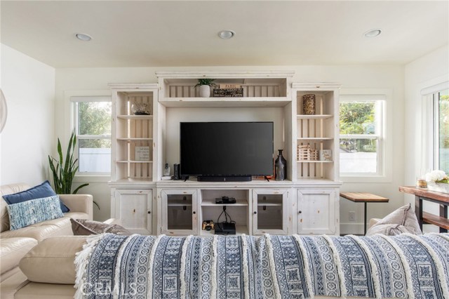 1012 Avenue C, Redondo Beach, California 90277, 4 Bedrooms Bedrooms, ,2 BathroomsBathrooms,Residential,Sold,Avenue C,SB19263287