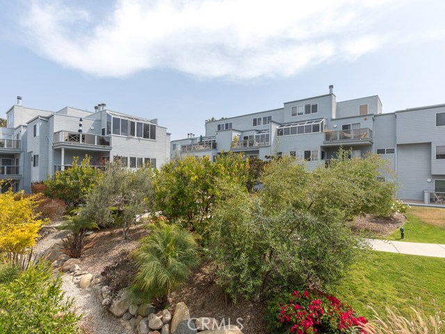 Seascape One is a gorgeous community with well maintained grounds!