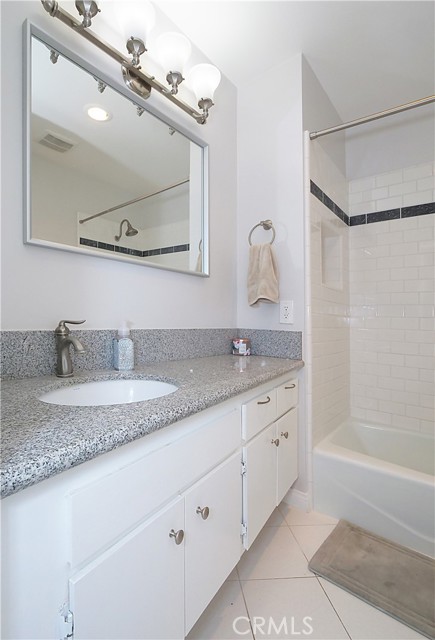 Upstairs full bathroom.