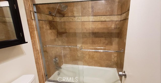 Upgraded Travertine Tiled Bathtub