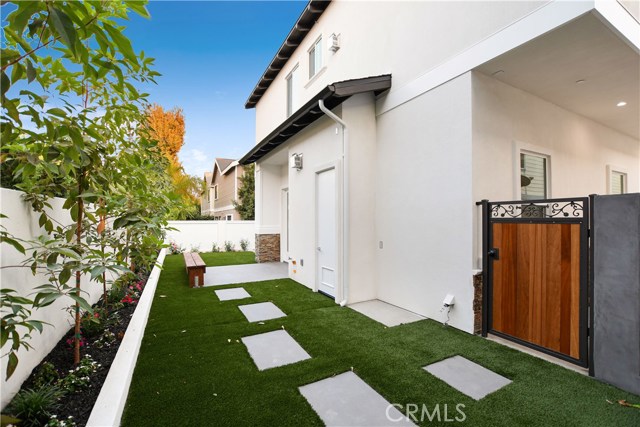 PRIVATE BACKYARD W/ADDL STORAGE