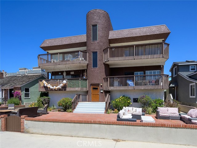 Well kept building 4 doors to the sand.  Huge front patio for enjoying warm days by the beach.