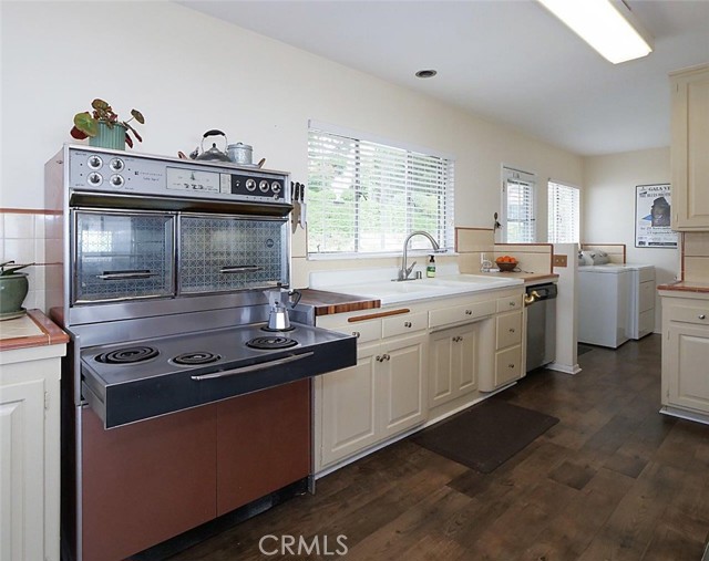 Spacious kitchen with great cooking and food preparation space