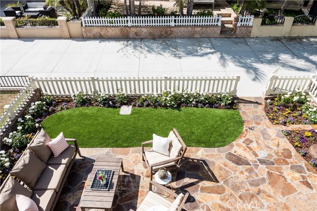 Front Yard And Patio Overlooking The Walk Street.