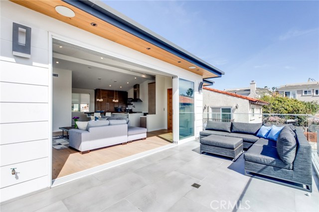 728 Lucia Avenue, Redondo Beach, California 90277, 4 Bedrooms Bedrooms, ,2 BathroomsBathrooms,Residential,Sold,Lucia,SB19142889