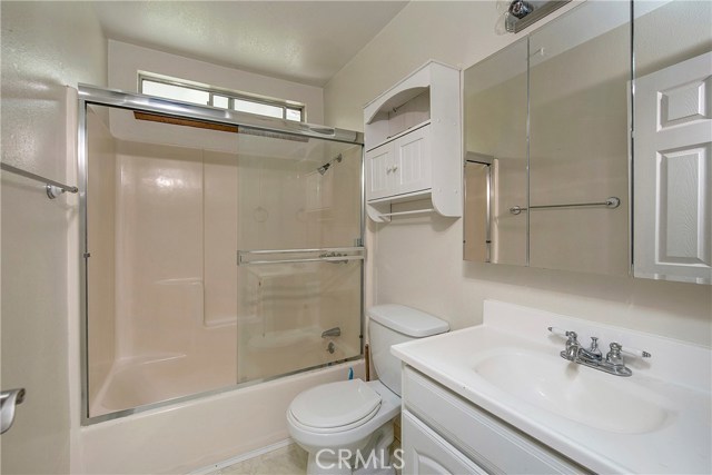 Hall bathroom with tub/shower combo