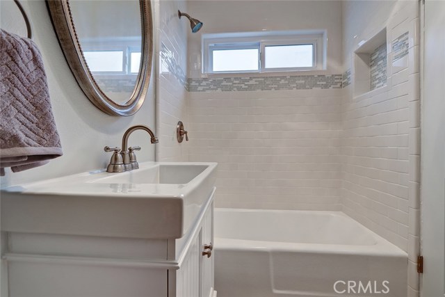 Master tub with tile surround!