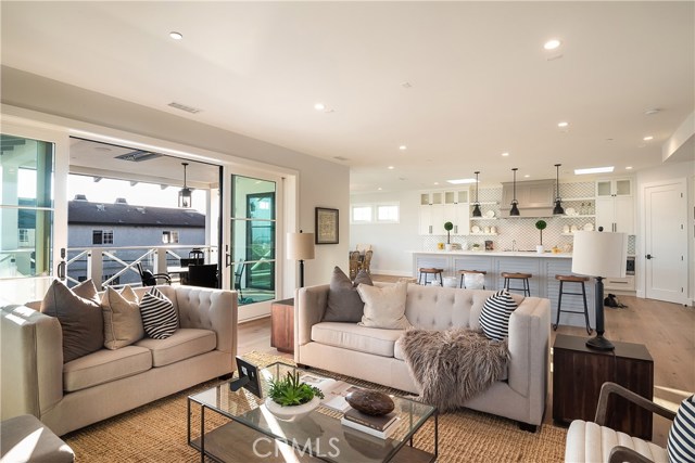 913 5th Street, Hermosa Beach, California 90254, 4 Bedrooms Bedrooms, ,3 BathroomsBathrooms,Residential,Sold,5th,SB19171700
