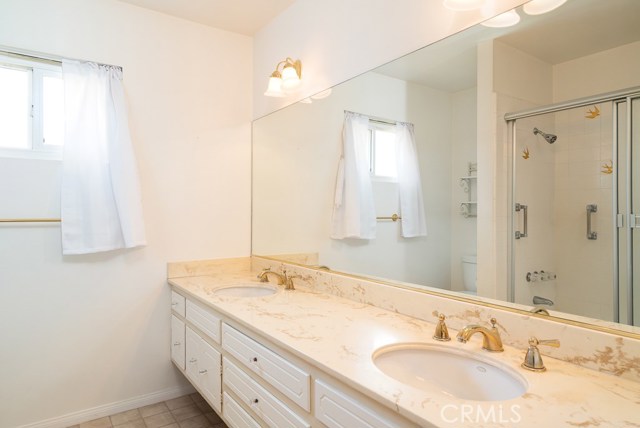 Full hallway bath with 2 sinks and a large vanity.