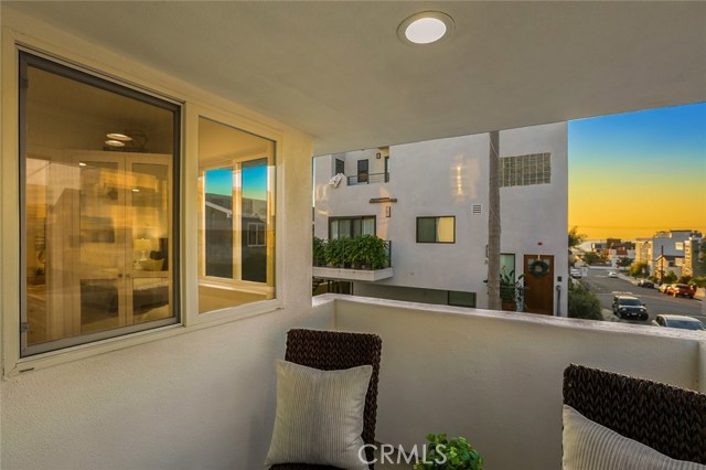 220 4th Street, Hermosa Beach, California 90254, 3 Bedrooms Bedrooms, ,4 BathroomsBathrooms,Residential,Sold,4th,PW18290182