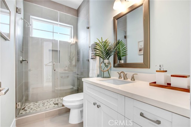 WONDERFUL BATHROOM IN BETWEEN TWO GOOD SIZED BEDROOMS