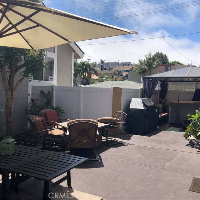 Beautiful and large backyard patio... room to entertain... even outside...