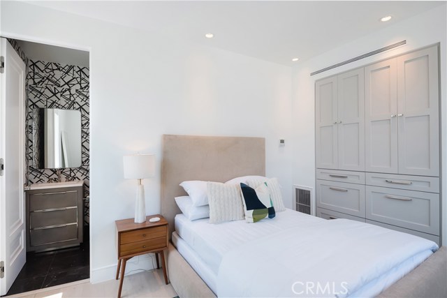 232 17th Street, Manhattan Beach, California 90266, 4 Bedrooms Bedrooms, ,1 BathroomBathrooms,Residential,Sold,17th,SB20151551