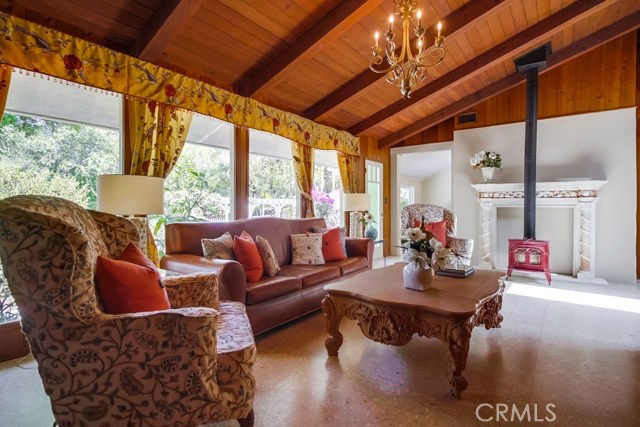 Livingroom w vaulted ceilings and a bank of windows