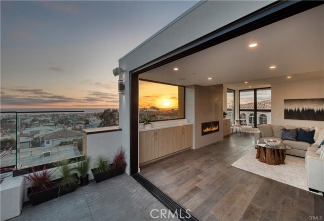 946 8th Street, Hermosa Beach, California 90254, 4 Bedrooms Bedrooms, ,3 BathroomsBathrooms,Residential,Sold,8th,SB20005641