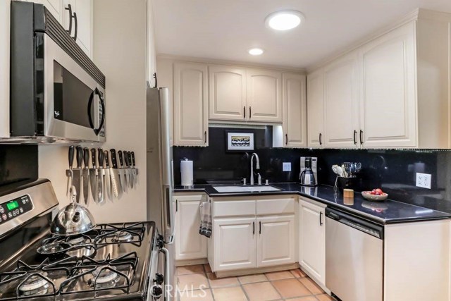 2001 Plant Ave Avenue, Redondo Beach, California 90278, 3 Bedrooms Bedrooms, ,2 BathroomsBathrooms,Residential,Sold,Plant Ave,SB17217335