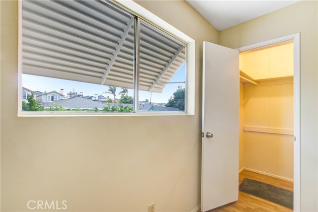 Newly refinished hardwood floors in back bedroom w/walkin closet!!