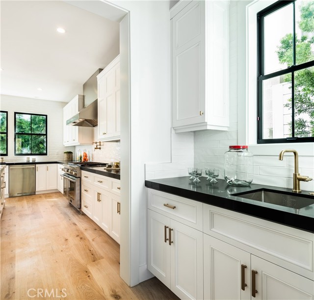 856 14th Street, Manhattan Beach, California 90266, 5 Bedrooms Bedrooms, ,5 BathroomsBathrooms,Residential,Sold,14th,SB18245508