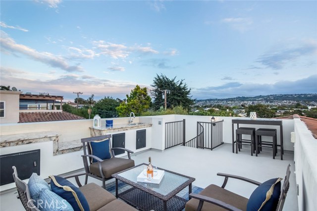 700 Avenue C, Redondo Beach, California 90277, 5 Bedrooms Bedrooms, ,5 BathroomsBathrooms,Residential,Sold,Avenue C,SB19123719