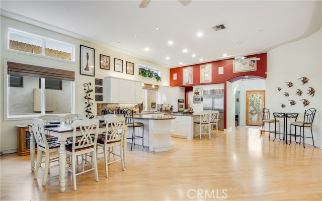 Dining Area & Kitchen