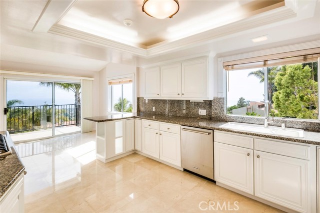 Enjoy your morning coffee overlooking the Pacific Ocean in the breakfast nook. Washing dishes can be enjoyable when watching the sun set!