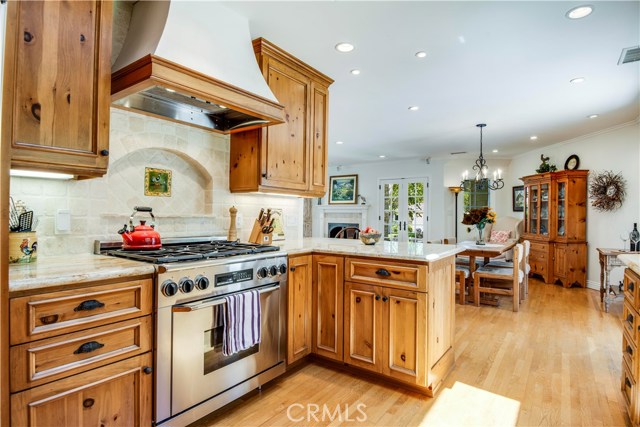 6 BURNER DACOR GAS STOVE WITH CUSTOM HOOD AND BACKSPLASH