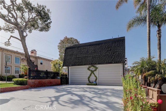 A rare find in Manhattan Beach!  Parking outside of garage in the driveway plus parking pad in the front allow for an additional 5 cars+.