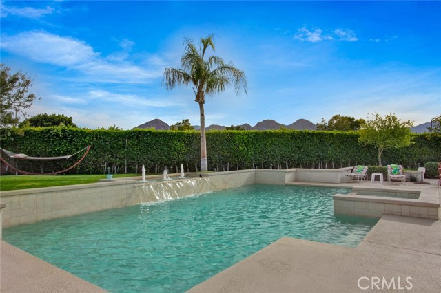 Huge pool with water fountain.