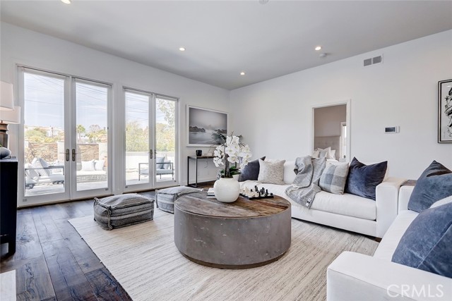 2905 Maple Avenue, Manhattan Beach, California 90266, 4 Bedrooms Bedrooms, ,3 BathroomsBathrooms,Residential,Sold,Maple,SB21079854