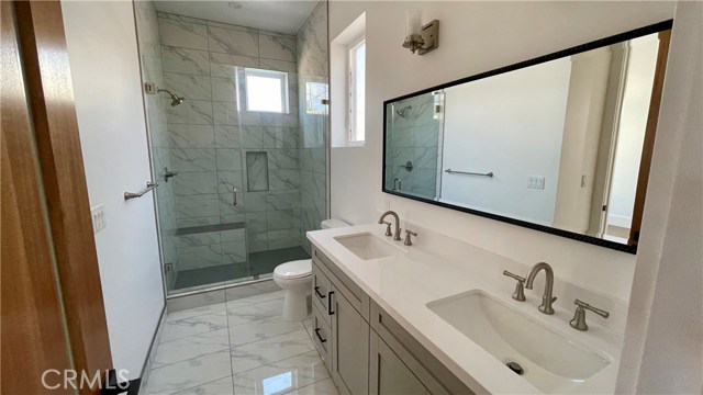 Shared bath for Bedroom 1 and 2