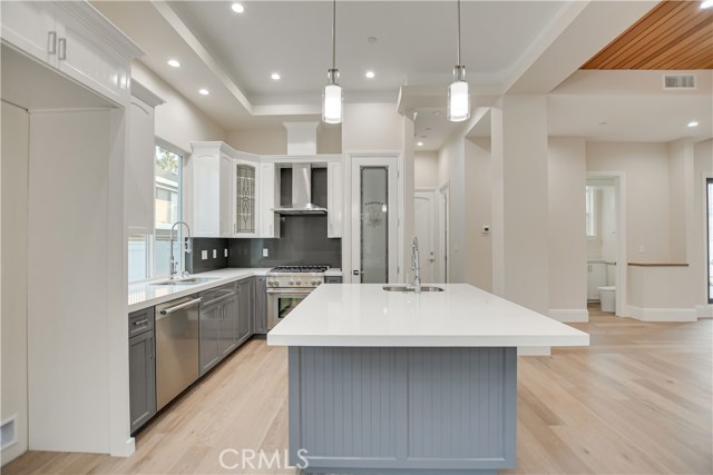 KITCHEN WITH S/S APPLIANCES