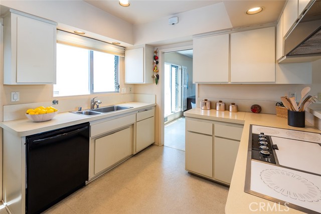 728 13th Street, Manhattan Beach, California 90266, 3 Bedrooms Bedrooms, ,2 BathroomsBathrooms,Residential,Sold,13th,SB21113806