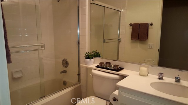 Guest bathroom with tub/shower combination