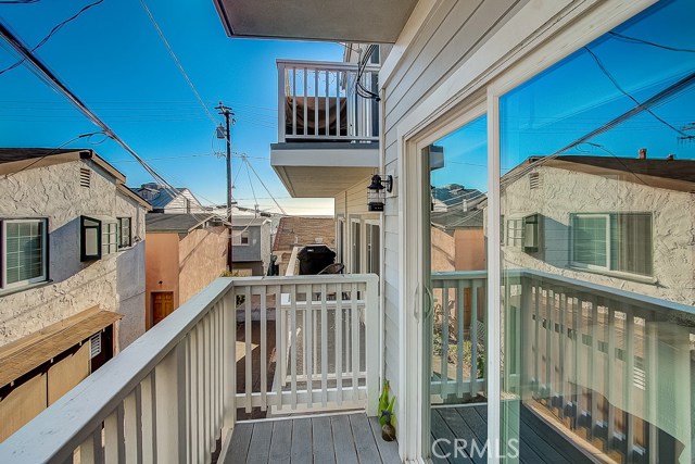 132 35th Place, Hermosa Beach, California 90254, 2 Bedrooms Bedrooms, ,2 BathroomsBathrooms,Residential,Sold,35th,SB19057826