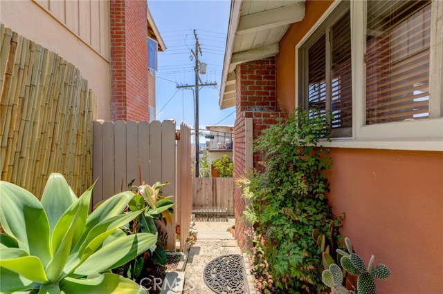 1965 Manhattan Avenue, Hermosa Beach, California 90254, 3 Bedrooms Bedrooms, ,2 BathroomsBathrooms,Residential,Sold,Manhattan,SB20021506