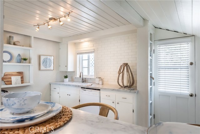 325 4th Street, Manhattan Beach, California 90266, 2 Bedrooms Bedrooms, ,1 BathroomBathrooms,Residential,Sold,4th,SB19080126